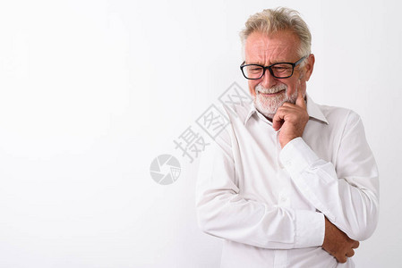 演播室拍到悲伤的长胡子老人在白种背景下用眼图片