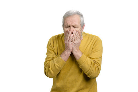 长者咳嗽的肖像穿黄羊毛衫的病老头白图片