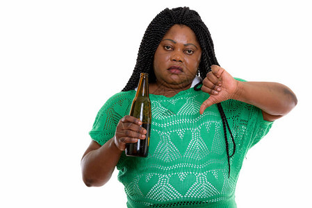 电影演播室拍摄的非洲黑人胖女人拿着一瓶啤图片