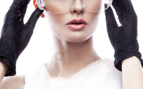 在眼罩和外科手套上印有天然化妆品的图片