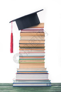 具有堆叠书本和毕业帽图片