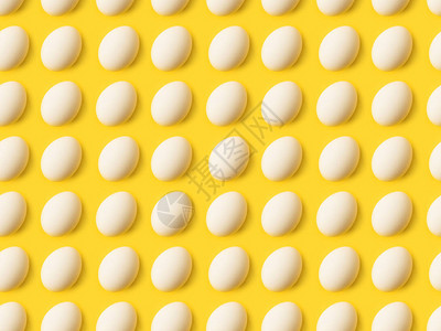 收集在黄色上分离的未煮过的鸡蛋背景图片