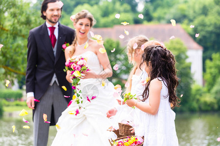 红色卡通男女花童图片