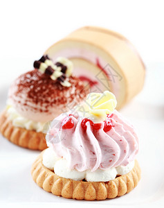 甜奶油蛋糕配草莓或巧克力图片