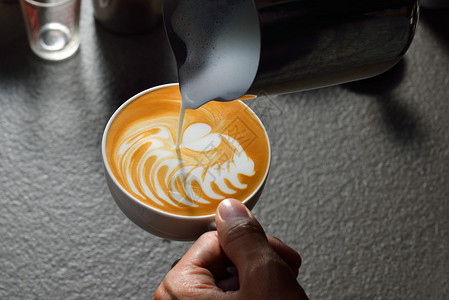 咖啡拿铁艺术的制作波浪心形图片