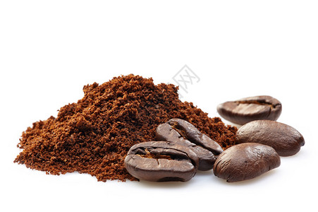 白底咖啡豆和地面咖啡图片