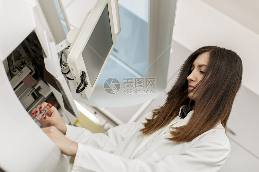 现代医学实验室中的年轻高清图片下载-正版图片502982193-摄图网