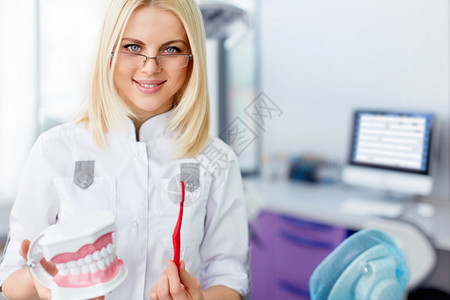 牙科诊所的微笑医生图片