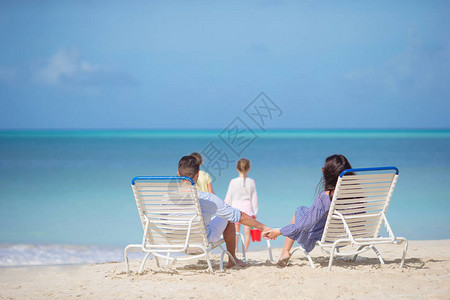 在海滩上四人幸福的美丽家庭图片