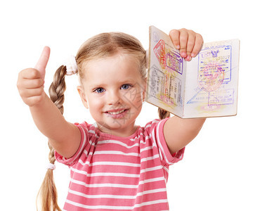 小姑娘拿着国际护照举起图片