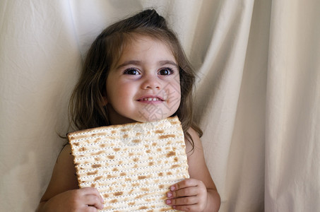犹太女孩在逾越节的犹图片