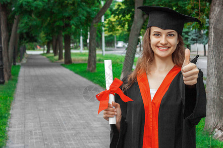 大学教育毕业和人的概念在她毕业日图片