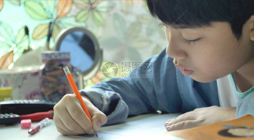 亚洲孩子阅读和写作在家做作业在家做庭作高清图片下载-正版图片502984783-摄图网