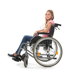 白色背景上坐在轮椅上的少女图片