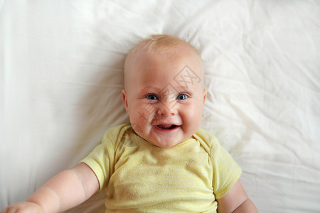 一个5月大的漂亮女婴笑着她把头图片