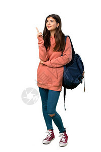 一个青少年女孩的全长镜头穿着运动衫和背包指着一个好图片