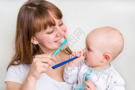 母亲和她的孩子早上一起刷牙图片
