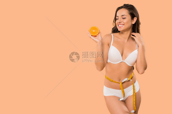 穿着白内裤的开心女人看着海边图片