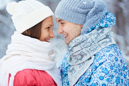 快乐年轻女肖像和她的男朋友在冬图片