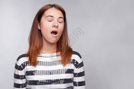 年轻无聊的白种女人的头像图片