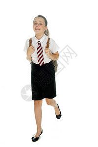 穿着校服肩上背着包带着欢快的微笑奔跑的快乐迷人的年轻女图片