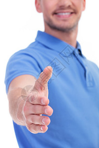 一个年轻的休闲男人向你握手的照片图片