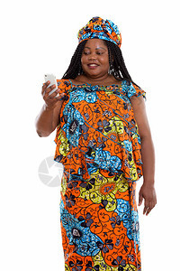 电影演播室拍摄了快乐的非洲黑人胖女人在穿着传统衣服及使用手机图片