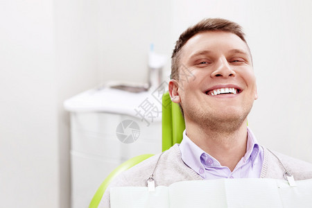 牙科椅上的病人图片