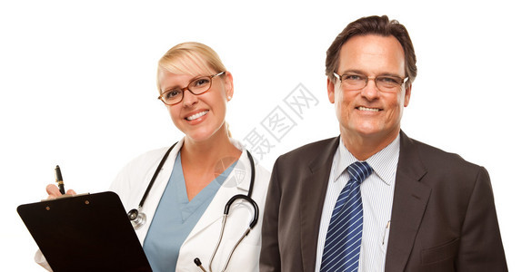 微笑的商人与女医生或护士与剪贴板隔离图片
