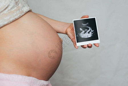 身长腹部的怀孕少女手上有照图片