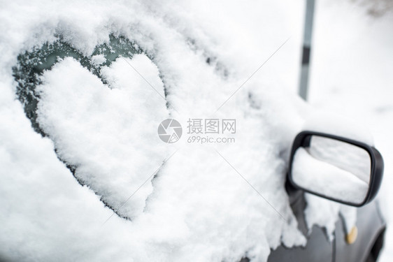 被雪车掩埋在侧窗上涂图片