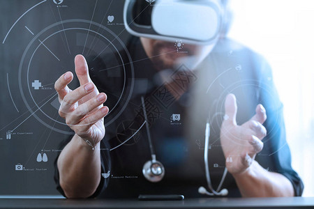 智能医生在现代办公室戴虚拟现实护目镜图片
