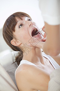 医生检查年轻女患者的喉咙图片