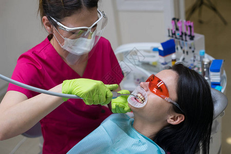 一名女患者在诊所牙医处的特写肖像牙齿美白程图片