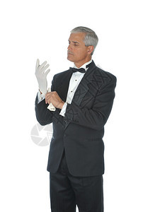 在Tuxedo的中年男子将白手套图片