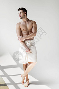 英俊的光着膀子的男人淋浴后盖着毛巾图片