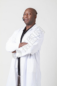 40岁的黑人男子身穿实验室大衣头上戴图片