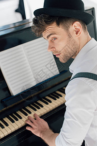 在家里弹钢琴的时尚服装中选取优秀钢琴家有图片
