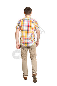 男生背影,穿着牛仔裤和衬衫的英俊男人的背影走路的小伙子后视图人
