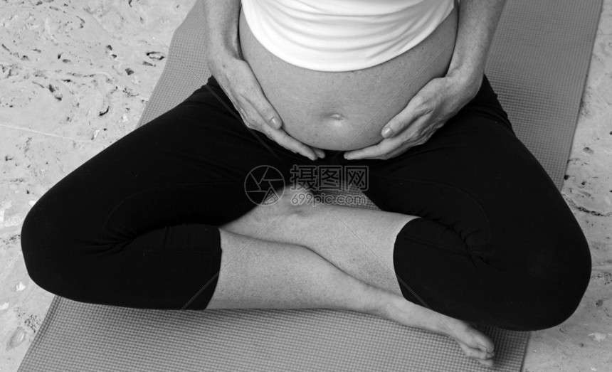 孕期妇在抱肚子期间图片