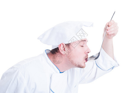 厨师或厨师将美味的汤品从白边隔开的拉图片