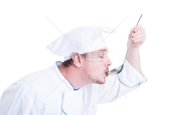 厨师或厨师将美味的汤品从白边隔开的拉图片