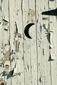 一个老白色外屋月亮门图片