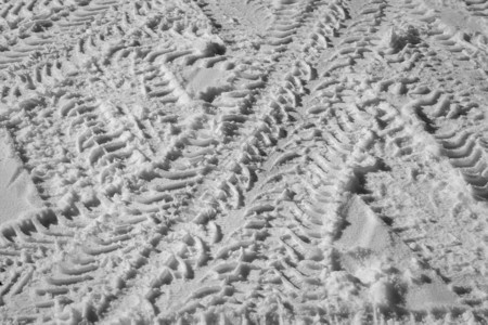 雪中轮胎轨迹的黑图片
