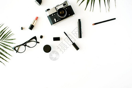 白色平铺顶视面的反向照相机配件眼镜化妆品图片