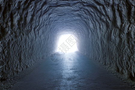 在山中隧道内尽头有光图片