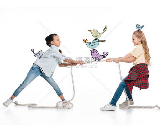 女孩们拉绳子拉起绳子而有趣的童话图片