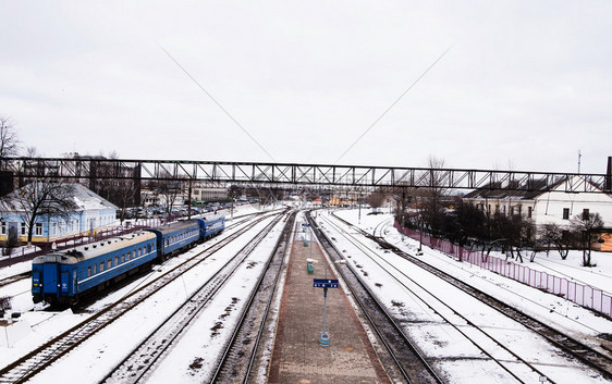 铁轨冬季景观的照片图片