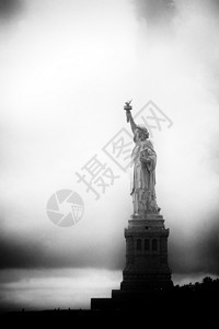 自由女神像的黑白图像图片