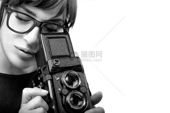 以光摄像头拍摄照片的玻璃镜头闭紧年轻女图片
